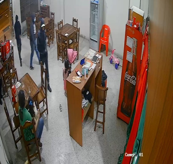 Luque: delincuentes violentos agreden a dueña de pizzería y a su pequeña hija - trece