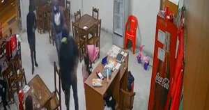 La Nación / Violento asalto: con machetes atacaron una pizzería en Luque