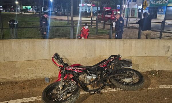 Motociclista sufre accidente en multiviaducto de CDE