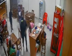 Tres asaltantes atacan con machetes una pizzería en Luque