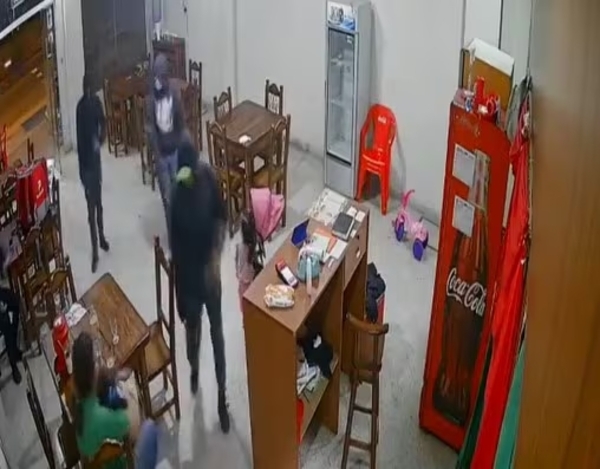 Tres asaltantes atacan con machetes una pizzería en Luque