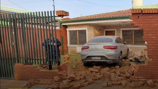 Chocó contra una muralla y huyó del lugar: la esposa dio la cara