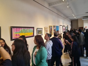 Inauguran exposición “Caña con Ruda 4°: El Hechizo en Colores” en el CEMA