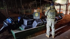Incautan una embarcación con carga de cigarrillos de contrabando - Noticias Paraguay