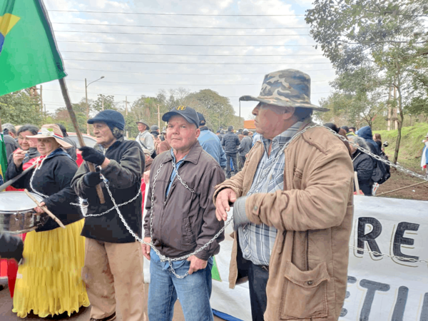 Exobreros de empresas contratistas de Itaipu se encadenan en Hernandarias - La Clave