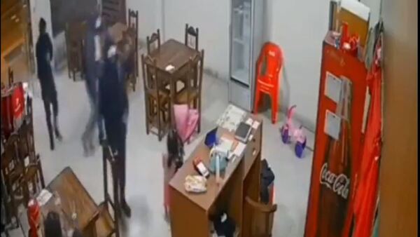 Malevos asaltaron con machete una pizzería y agredieron a pequeñita