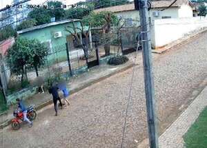 Motochorros perpetran violento asalto contra una adolescente y una niña de 4 años - ABC en el Este - ABC Color