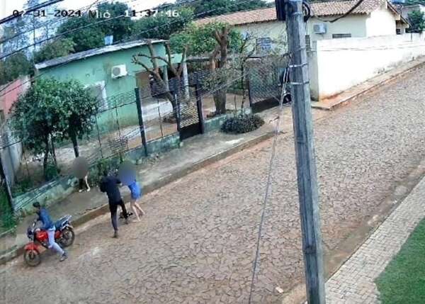 Motochorros perpetran violento asalto contra una adolescente y una niña de 4 años - ABC en el Este - ABC Color