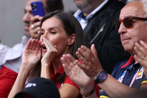 La reina Letizia llegó a la capital francesa para relevar a sus hijas en los Juegos Olímpicos - Gente - ABC Color