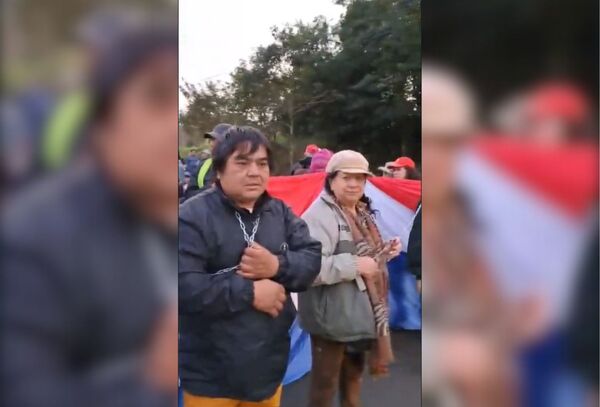 Extrabajadores de Itaipú se encadenan y exigen pagos compensación - Megacadena - Diario Digital