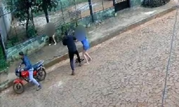 Motochorros perpetran violento asalto contra una adolescente y una niña de 4 años - Noticiero Paraguay