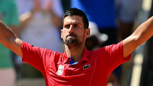Versus / Djokovic vence a Tsitsipas y está a dos partidos del oro en París 2024