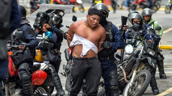 Maduro dice que mostrará actas y crece represión