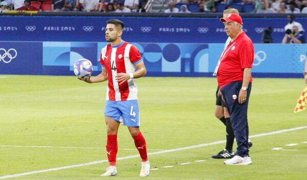 Jara Saguier considera la posibilidad de utilizar al portero suplente como jugador de campo