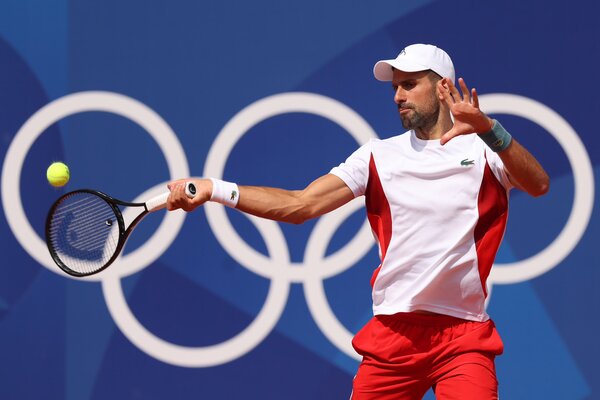 Novak Djokovic avanza a semifinales de los Juegos Olímpicos tras vencer a Tsitsipas