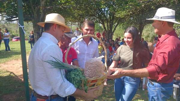Ministro de Agricultura entrega aportes a comités de productores de San Pedro, rodeado de operadores - Nacionales - ABC Color