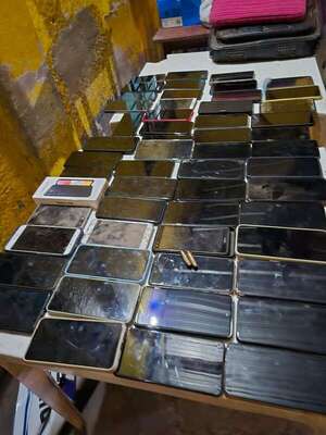 Operativo antidrogas: hallan celulares, notebooks y casi G. 50 millones en efectivo en una casa de Villa Morra - Policiales - ABC Color