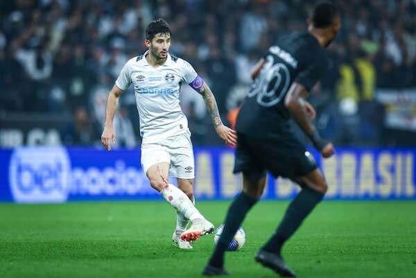 Villasanti se destaca otra vez en Gremio pese a haber sufrido violenta patada - Fútbol Internacional - ABC Color