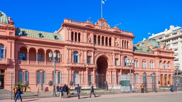 La motosierra de Milei ya recortó casi 30.000 puestos de trabajo estatales en seis meses - ADN Digital