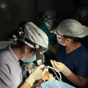 FCM-UNA: niña de 6 años fue sometida a cirugía de trasplante capilar - trece