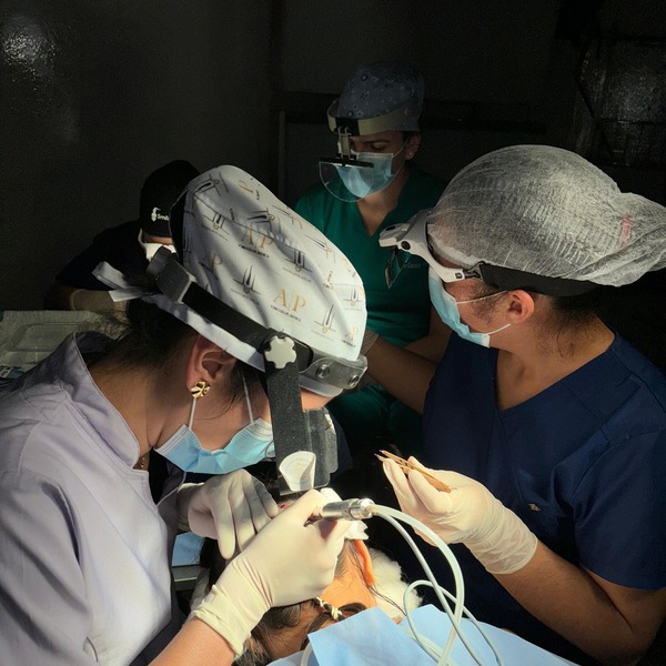 FCM-UNA: niña de 6 años fue sometida a cirugía de trasplante capilar - trece