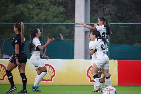 Olimpia goleó y volvió a la cima en Femenino - Fútbol - ABC Color
