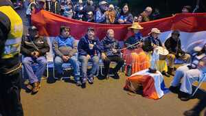 Ex obreros de la Itaipú se encadenan y bloquean media calzada de la Ruta 07 - ADN Digital