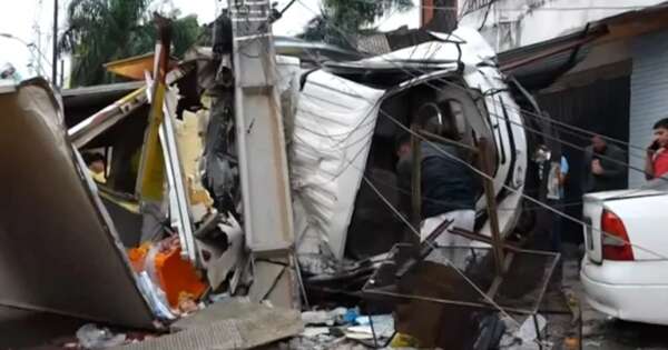 Diario HOY | Aparatoso accidente deja heridos y varios vehículos afectados