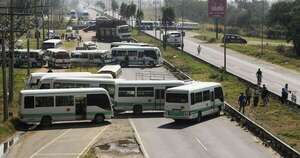 La Nación / Transportistas bloquean Bolivia por crisis de combustible y dólares