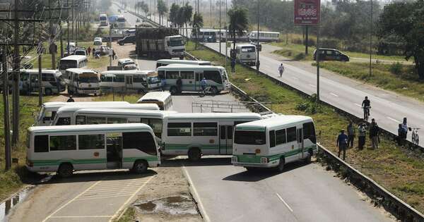 La Nación / Transportistas bloquean Bolivia por crisis de combustible y dólares