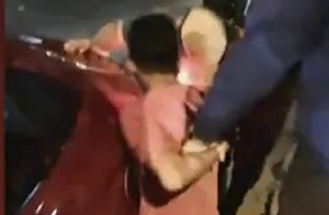 Intentaron asaltar a un Bolt y quedaron encerrados en el vehículo - Noticiero Paraguay