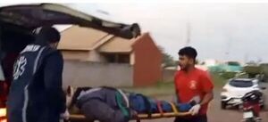 Perdio el control de su motocicleta, cayó y le causo varias lesiones