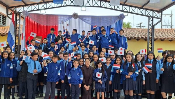 Inauguran tinglado, baños y aulas en escuelita de Caraguatay