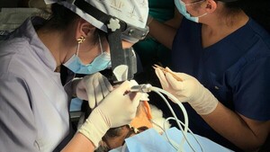 Niña de seis años se somete a un trasplante capilar en Clínicas