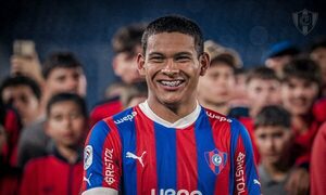 La alegría de la familia de Diego León tras su debut con gol de victoria