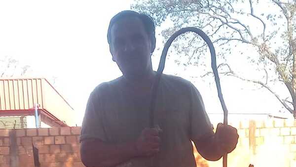 Papá con discapacidad vende planteritas rústicas para pagar su tratamiento