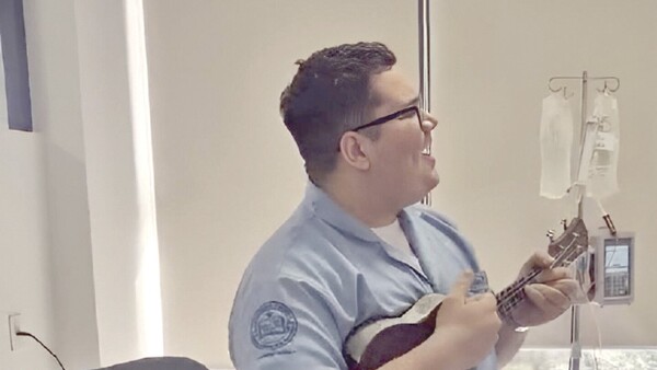 Le canta a pacientes para mejorar su estado de ánimo