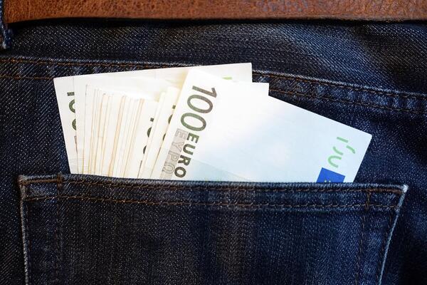 El euro cae a 1,0792 d贸lares un d铆a despu茅s de que la Fed manuviera sin cambios los tipos - Revista PLUS