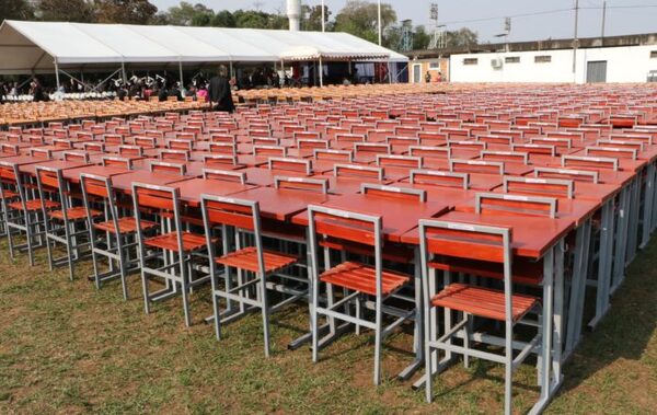 Entregan computadoras, mesas y sillas para estudiantes de Guairá