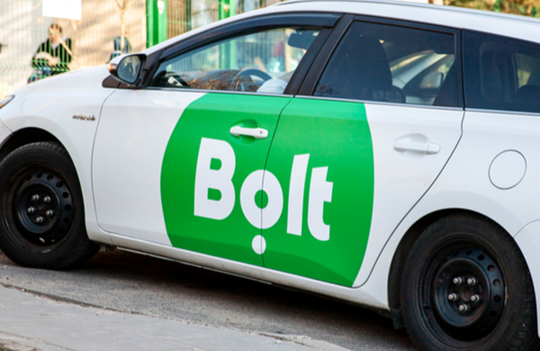 Asaltantes quedan atrapados en el vehículo de un conductor de Bolt tras intento de robo