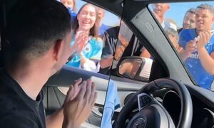 [VIDEO] Así le mimaron hinchas del Cruzeiro a Fabrizio Peralta por su cumple