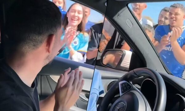 [VIDEO] Así le mimaron hinchas del Cruzeiro a Fabrizio Peralta por su cumple