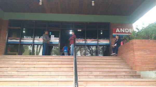 Caacupé: apartan a funcionarios de la ANDE que ocasionaron sobrefacturación del servicio - Nacionales - ABC Color
