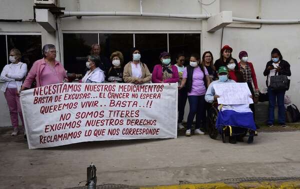 IPS: oncológicos protestan por falta de medicinas y piden que Santiago Peña ponga orden en el seguro social - Nacionales - ABC Color