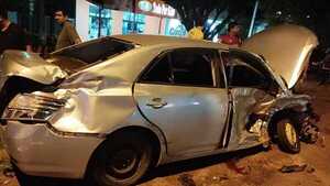 Aparatoso choque entre automóviles deja dos personas heridas