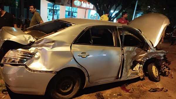 Aparatoso choque entre automóviles deja dos personas heridas
