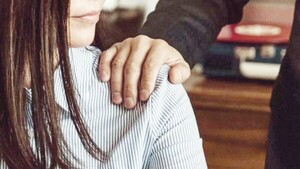 “Estiraba mi pantalón para revisar mi ropa interior”