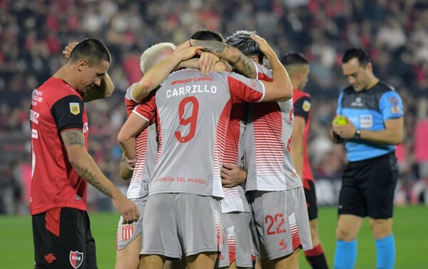 Versus / En el debut de Arza, Estudiantes aplasta al Newell's de Velázquez, Salcedo y Cardozo
