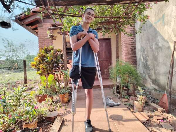 Joven vende adhesiones de facturas dulces para costear su tratamiento oncológico en Encarnación - Nacionales - ABC Color