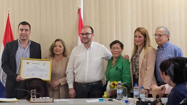 Junta Municipal otorgó reconocimiento a Melisa Ledezma por su labor institucional - OviedoPress